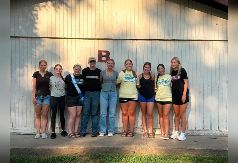 The Akron Hometowner - Staff Photo - Create Article