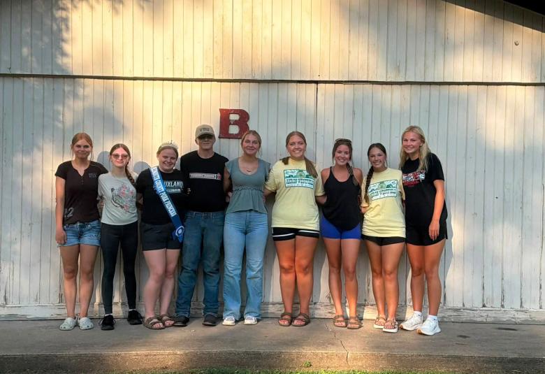 The Akron Hometowner - Staff Photo - Create Article