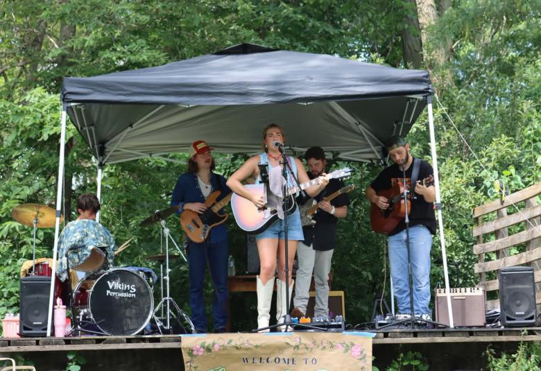 The Akron Hometowner - Staff Photo - Create Article