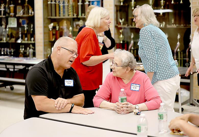 The Akron Hometowner - Staff Photo - Create Article