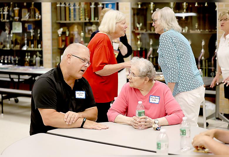 The Akron Hometowner - Staff Photo - Create Article