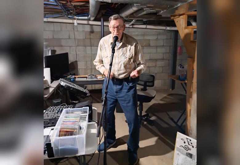The Akron Hometowner - Staff Photo - Create Article