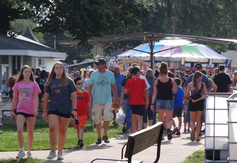 The Akron Hometowner - Staff Photo - Create Article
